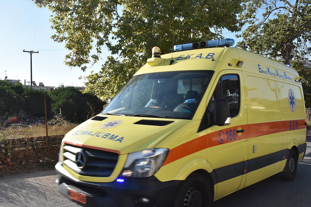 Εκτροπή απορριμματοφόρου στην Περιφερειακή Αιγάλεω – Ελαφρά τραυματίας ο οδηγός