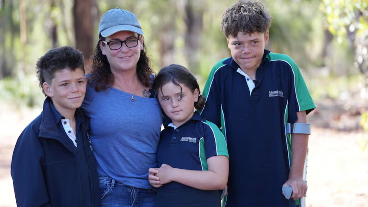 Έφηβος κολύμπησε 4 ώρες σε φουρτουνιασμένη θάλασσα για να σώσει τη μητέρα και τα αδέλφια του στην Αυστραλία