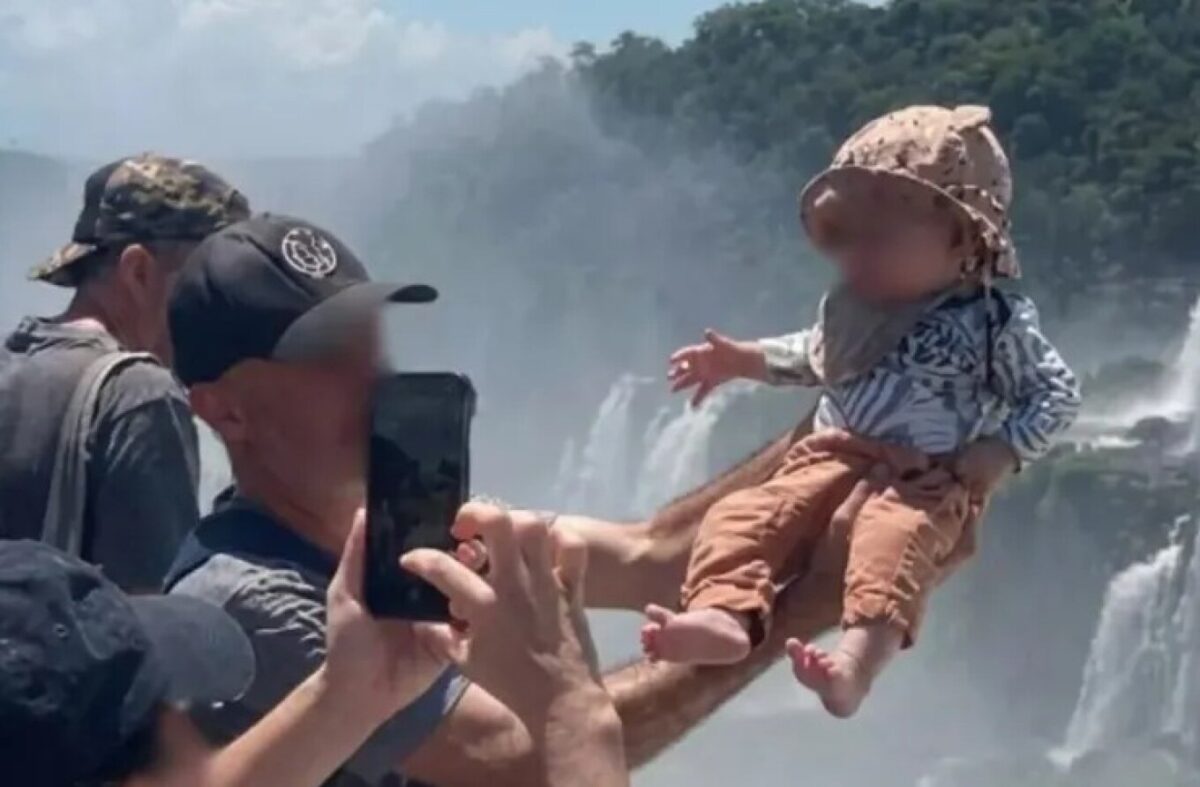 Σάλος με τουρίστα στην Αργεντινή: Σήκωσε βρέφος πάνω από κιγκλίδωμα στον καταρράκτη «Λαιμός του Διαβόλου» για το βγάλει φωτογραφία