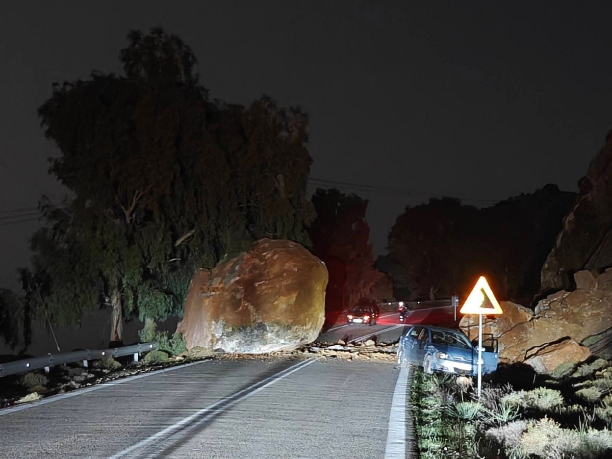 Χίος: Πτώση βράχου στην περιοχή Σαραπιό, στην εθνικό οδό Χίου- Καρδαμύλων