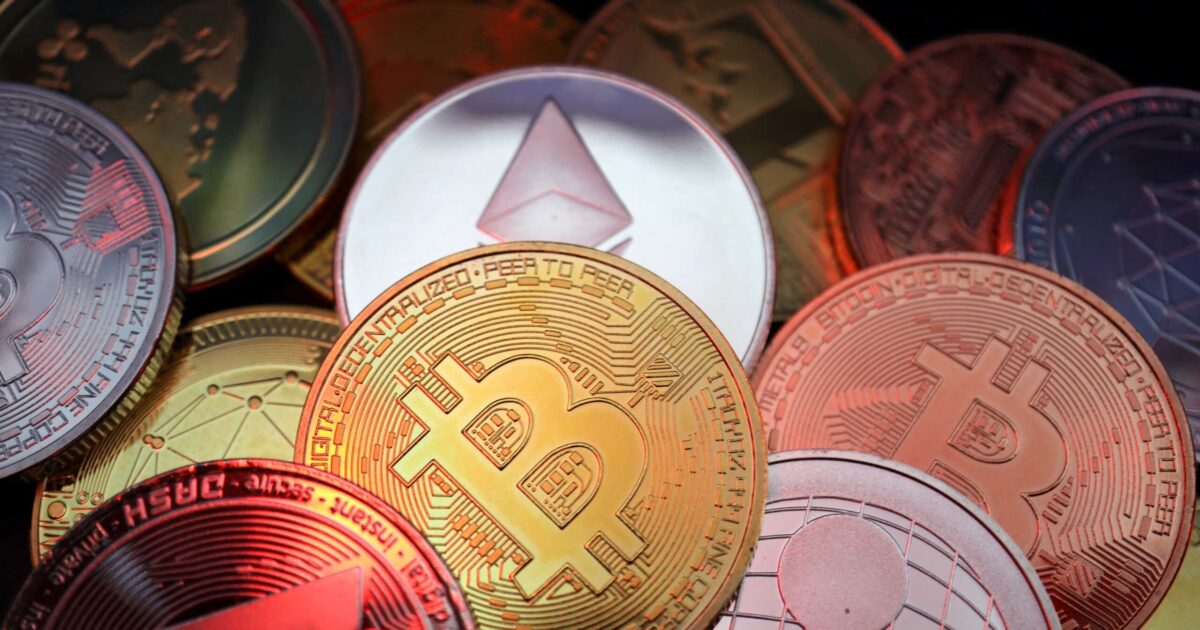 Το Bitcoin «ακροβατεί» αλλά υπάρχει και αισιόδοξο σενάριο μετά την κατάρρευση που στοίχισε στους επενδυτές 1 τρισ. δολάρια