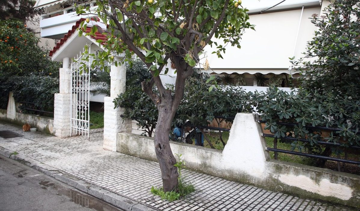 Τραγωδία στην Ελευσίνα: «Μέσα σε 3 λεπτά είχε φύγει» δήλωσε o πρώην σύζυγος της 44χρονης που έκανε όπισθεν και σκότωσε τη μητέρα της