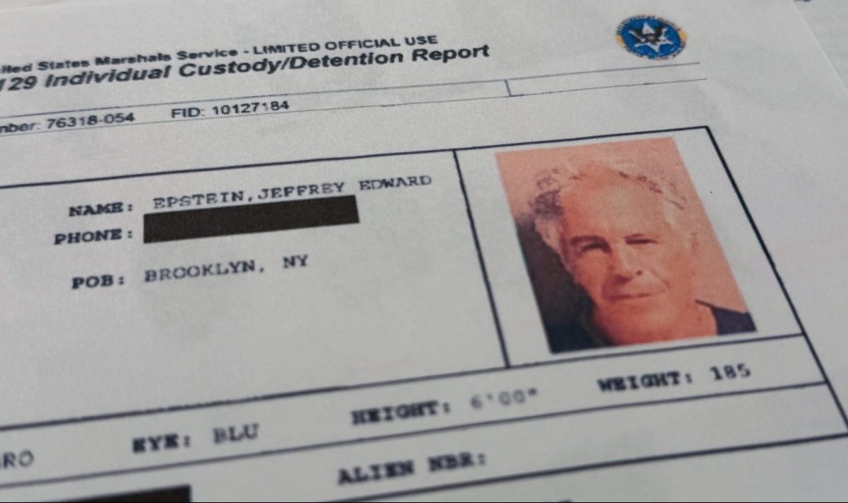 Αρχεία Έπστιν: Το υπ. Δικαιοσύνης αποκάλυψε τα ονόματα τουλάχιστον 43 θυμάτων – Ποιοι διάσημοι εμφανίζονται στη λίστα