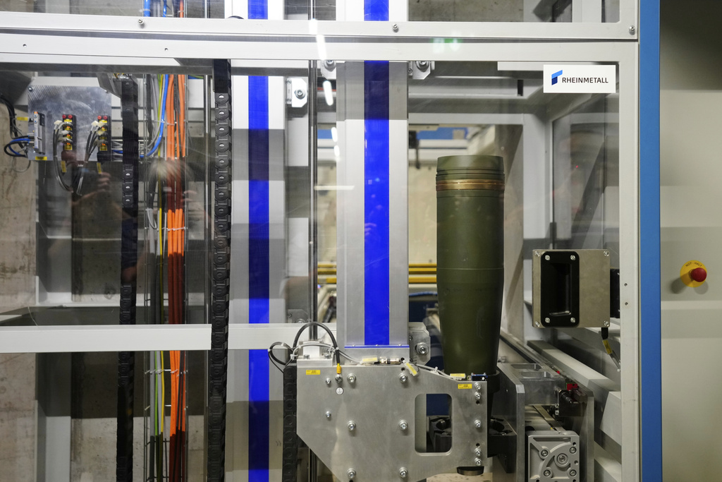 Politico: Με αντίποινα απειλεί ο Τραμπ την Ευρώπη αν δεν αγοράσει αμερικανικά όπλα