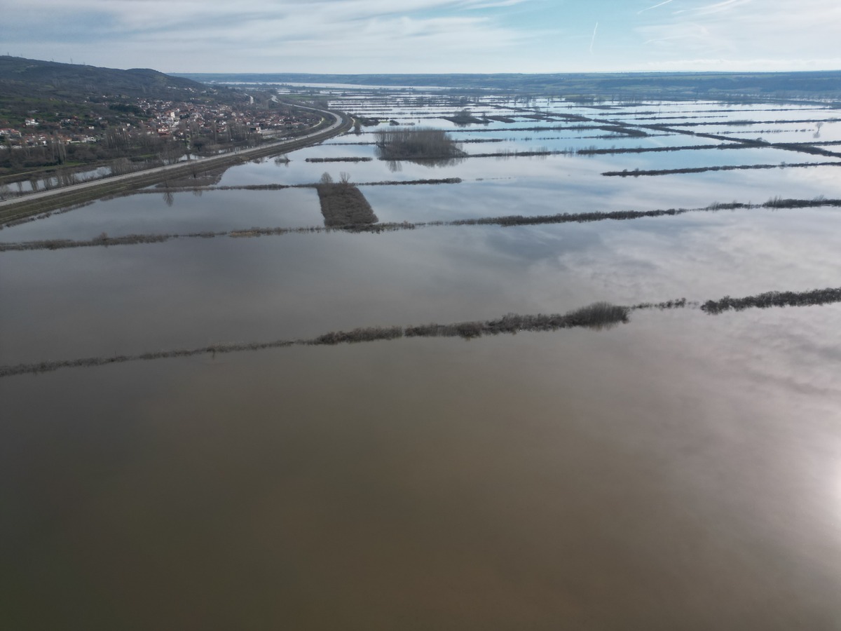 Δύσκολη νύχτα στον Έβρο: 150 χιλιάδες στρέμματα κάτω από τα νερά – Πλημμύρισε ο κάμπος των Λαβάρων