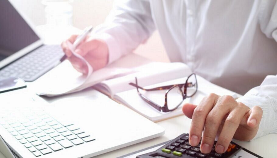 Οδηγός για «μπλοκάκια»: Ποιοι γλιτώνουν το τεκμαρτό και πώς κερδίζουν έκπτωση φόρου