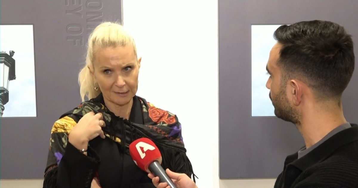 Κατερίνα Γκαγκάκη: «Εγώ έκλεισα το γύρισμα του Λάμπρου Κωνσταντάρα για το “Club του 1%”» – «Τρελαίνομαι που όλοι έχουν άποψη για τη δουλειά μας»