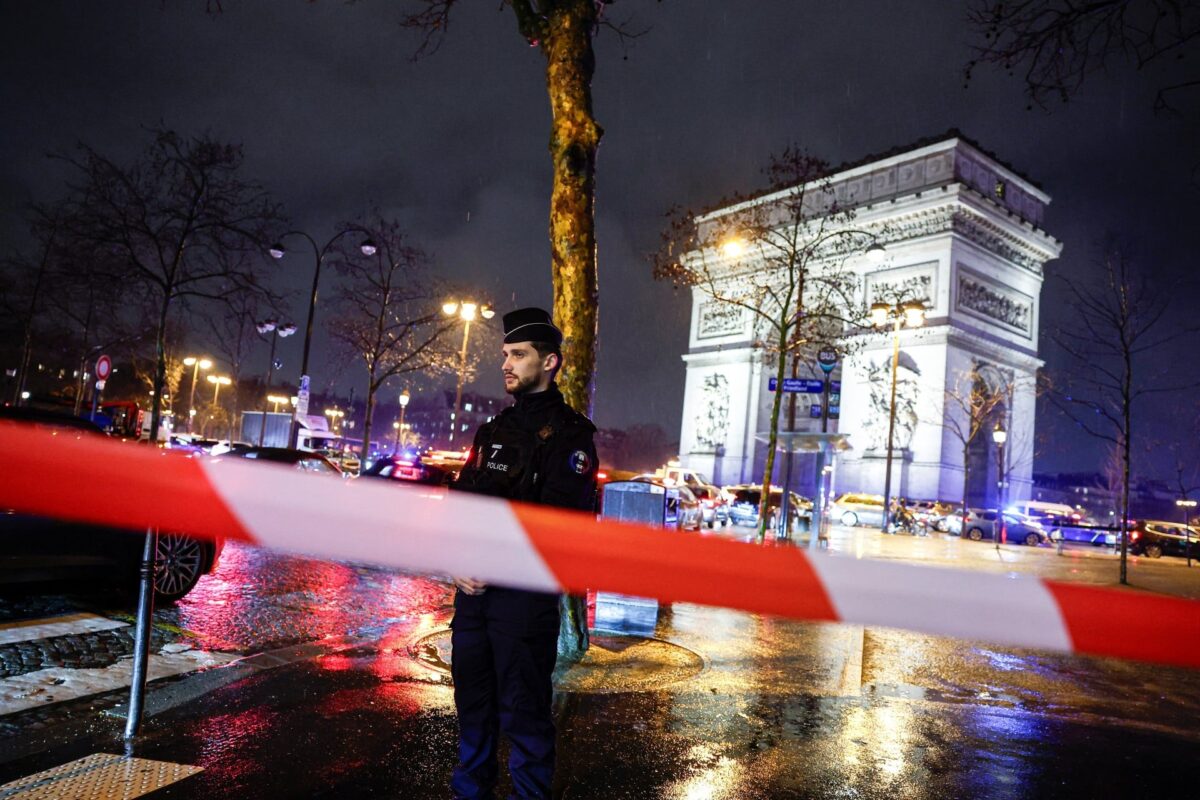 Παρίσι: Αστυνομικοί πυροβόλησαν και τραυμάτισαν άνδρα που τους απείλησε με μαχαίρι κοντά στην Αψίδα του Θριάμβου