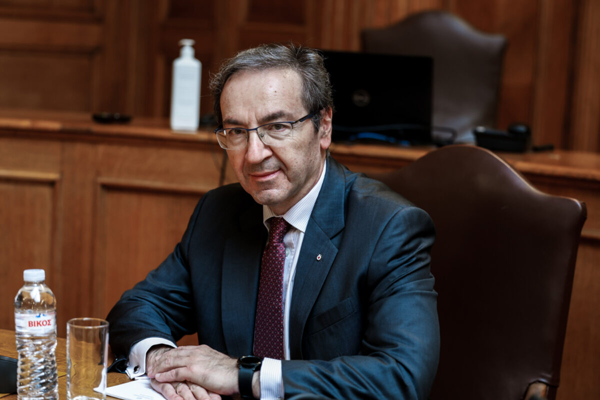 Το «γαλάζιο» ΠΑΣΟΚ στοιχειώνει τη ΝΔ