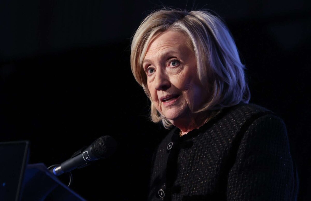 «Καλέστε τον Τραμπ να καταθέσει για τον Έπστιν» είπε η Xίλαρι Κλίντον ενώπιον του Κογκρέσου