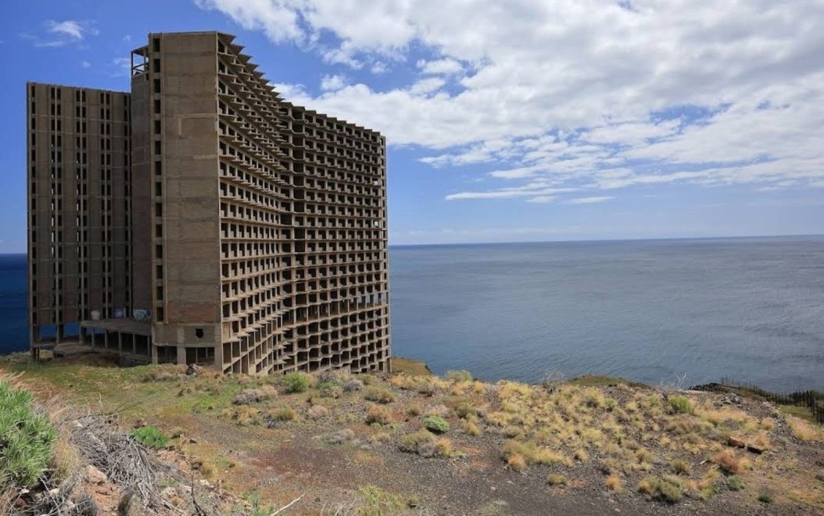 Τενερίφη: Κατεδαφίζεται το «Ξενοδοχείο-Φάντασμα» μετά από 50 χρόνια – Η σκοτεινή ιστορία του