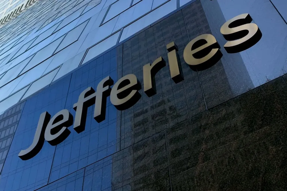 Jefferies: Η Ελλάδα είναι το καλύτερο story στην Ευρώπη – Ευκαιρία και απειλή η μετάβαση στις ανεπτυγμένες αγορές