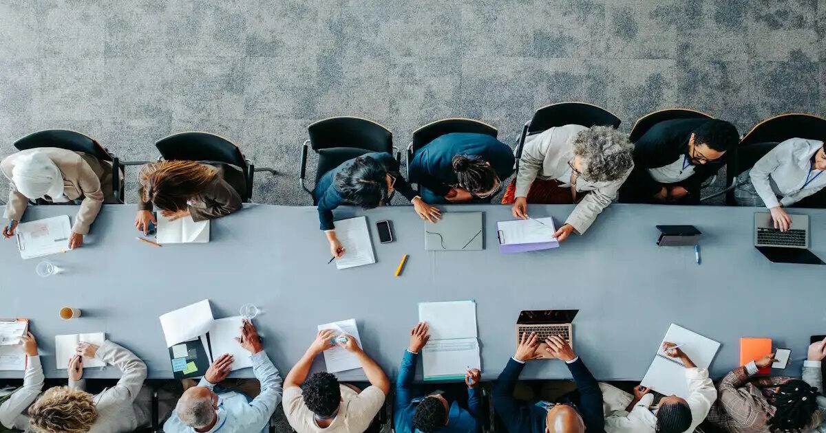 Αυξάνουν μισθούς και προσλήψεις οι ελληνικές επιχειρήσεις αλλά «καραδοκεί» το burnout