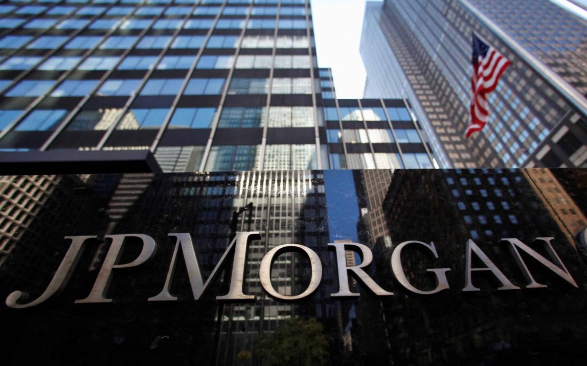 Η JP Morgan υποβαθμίζει το ελληνικό χρηματιστήριο – Στροφή σε πιο αμυντική στρατηγική για τις αγορές CEEMEA