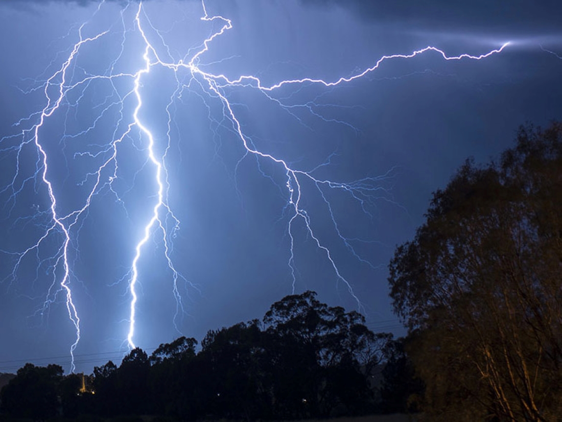 Καιρός: Νέο έκτακτο δελτίο επιδείνωσης με ισχυρές βροχές, ανέμους και αφρικανική σκόνη – Ποιες οι περιοχές στο «πορτοκαλί»