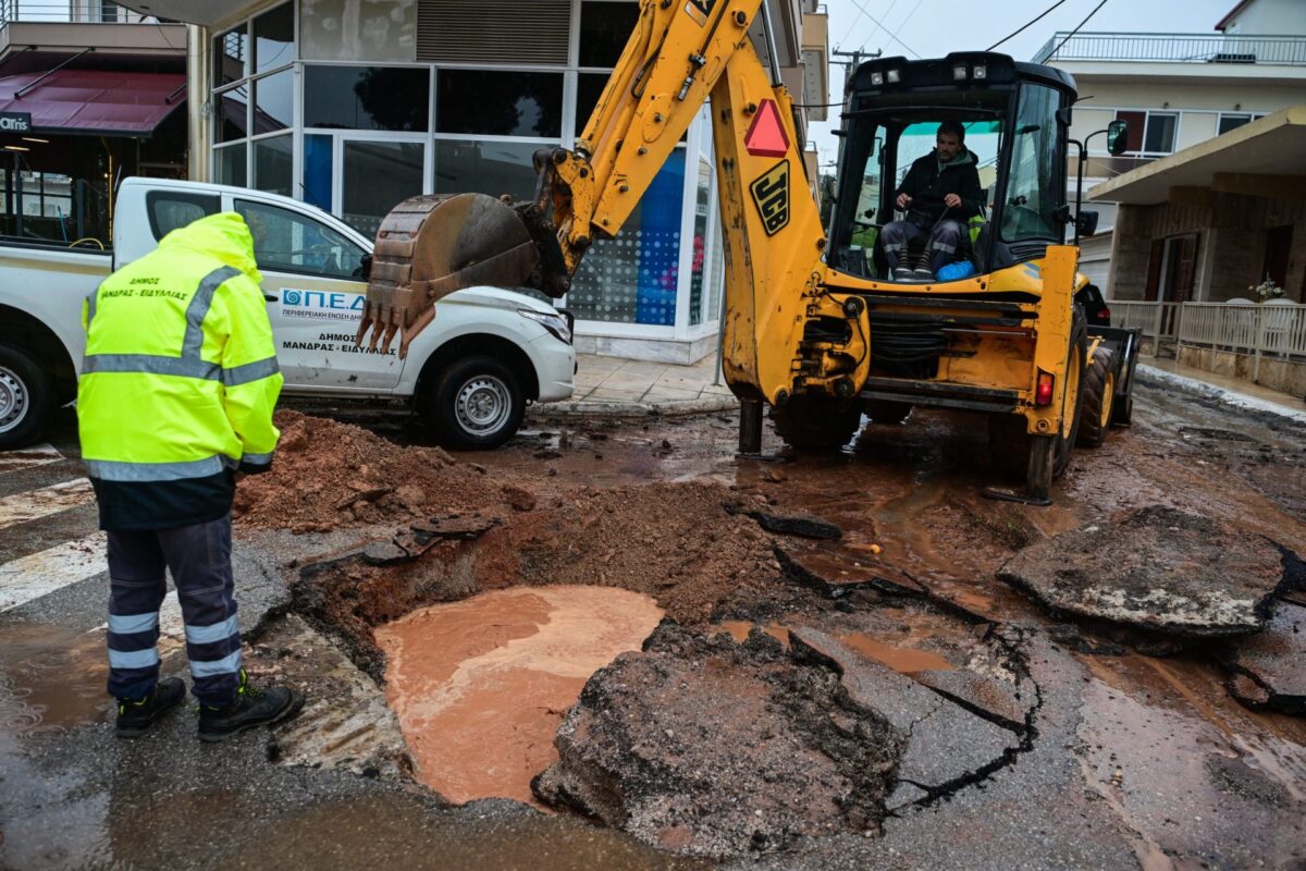 Mε σφοδρότητα έπληξε τη Δυτική Ελλάδα το νέο κύμα κακοκαιρίας – Πού ισχύουν κυκλοφοριακές ρυθμίσεις λόγω κατολισθήσεων