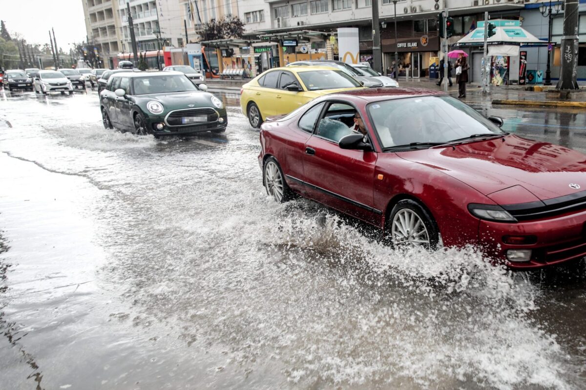 Καιρός: Ισχυρές καταιγίδες κατά τόπους και θυελλώδεις άνεμοι – Πότε υποχωρούν τα έντονα φαινόμενα