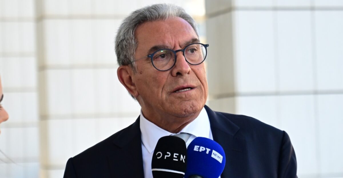 Καπερνάρος κατά Ρούτσι: «Προπηλάκισε τους δικηγόρους, περιφέρεται στην αίθουσα ως νταής»