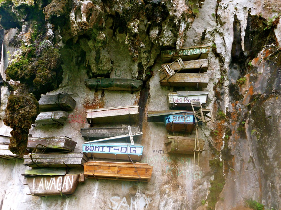 Λύθηκε το μυστήριο με τα κρεμαστά φέρετρα σε απόκρημνους βράχους