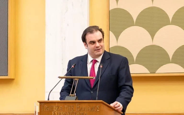 Πιερρακάκης: Στρατηγική σύμπραξη για τη χώρα η συνεργασία με την ΕΤΕπ