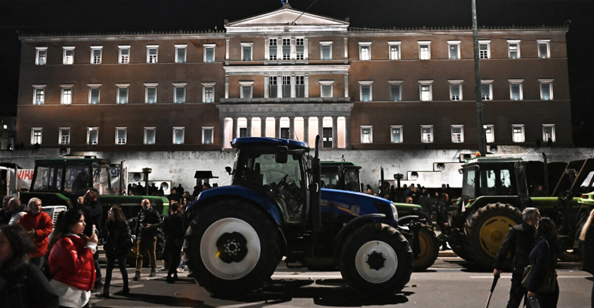 Πάνω από 1.000 αγρότες με 44 τρακτέρ, θα διανυκτερεύσουν στο Σύνταγμα – «Θα συνεχίσουμε τον αγώνα μέχρι το τέλος», λένε