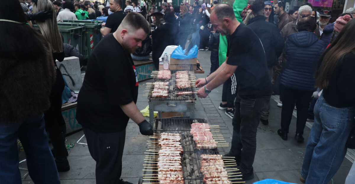 Σε ρυθμούς Τσικνοπέμπτης: «Στενάζουν» οι ψησταριές σε όλη την επικράτεια – Δωδεκάμετρη ψησταριά στη Βαρβάκειο 