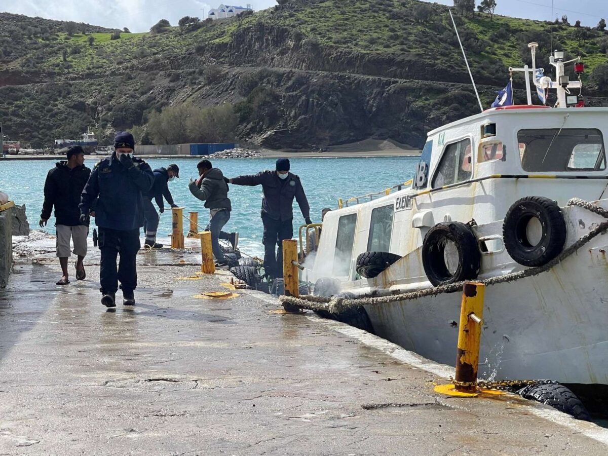 Ηράκλειο: Σε εξέλιξη οι έρευνες για τον εντοπισμό επιζώντων στους Καλούς Λιμένες – Συνελήφθησαν δύο διασωθέντες ως διακινητές