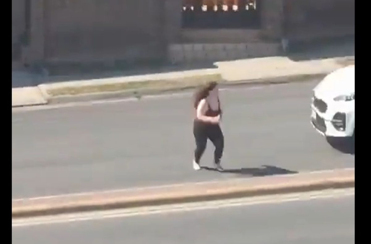 Μεξικό: Γυναίκα βγαίνει ξαφνικά στον δρόμο και αυτοκίνητο την εκτοξεύει μέτρα μακριά, δείτε βίντεο