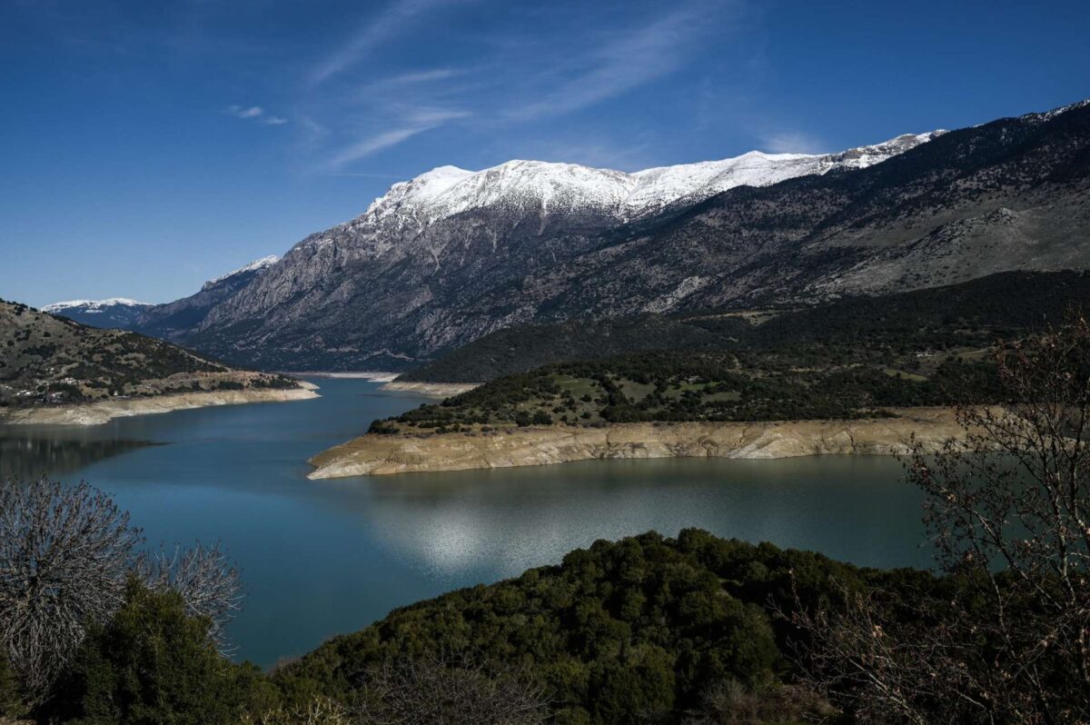 Η λίμνη του Μόρνου ξεδίψασε, αλλά ο κίνδυνος λειψυδρίας παραμένει