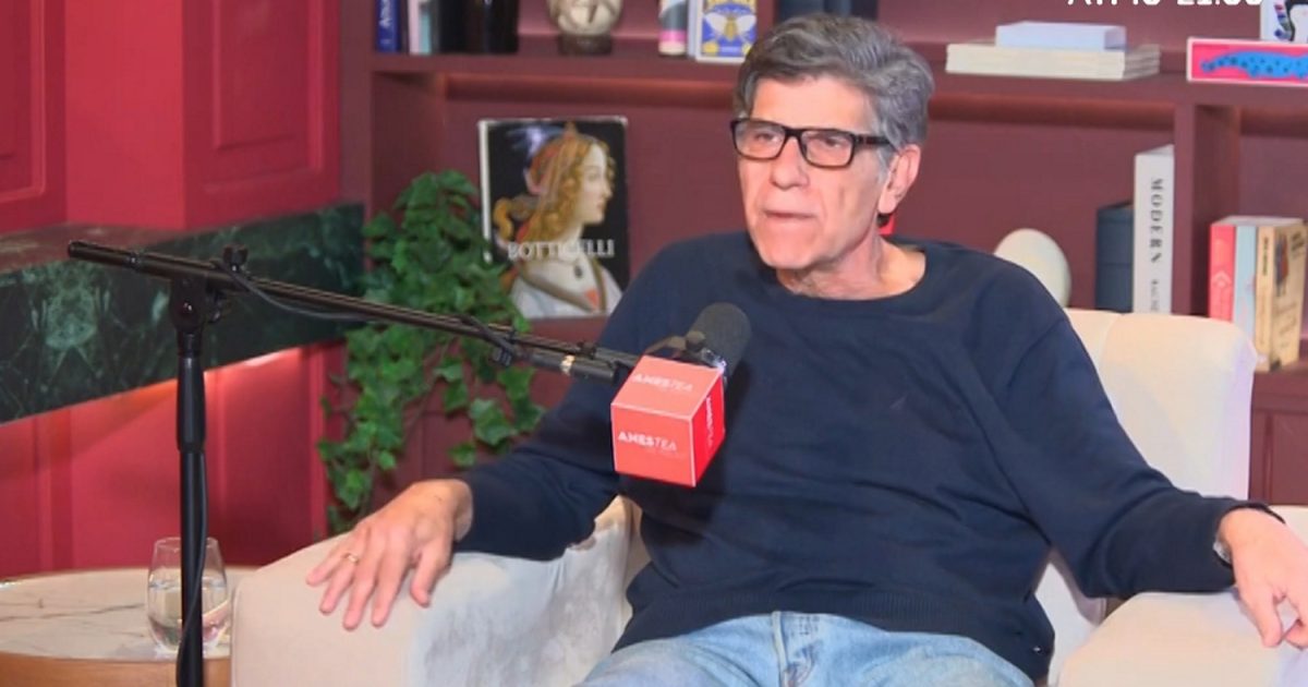 Γιάννης Μπέζος: «Η ελληνική τηλεόραση είναι ψευτοχαρούμενη, βλέπεις εκπομπές και όλοι είναι χαρούμενοι χωρίς λόγο»