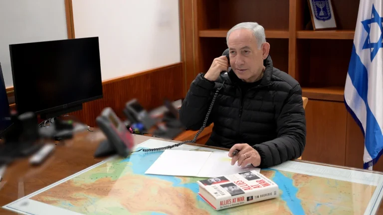 Φωτογραφία όλο νόημα του Νετανιάχου: Συνομιλεί με Τραμπ έχοντας μπροστά του χάρτη της Μέσης Ανατολής και το βιβλίο «Σύμμαχοι σε πόλεμο»