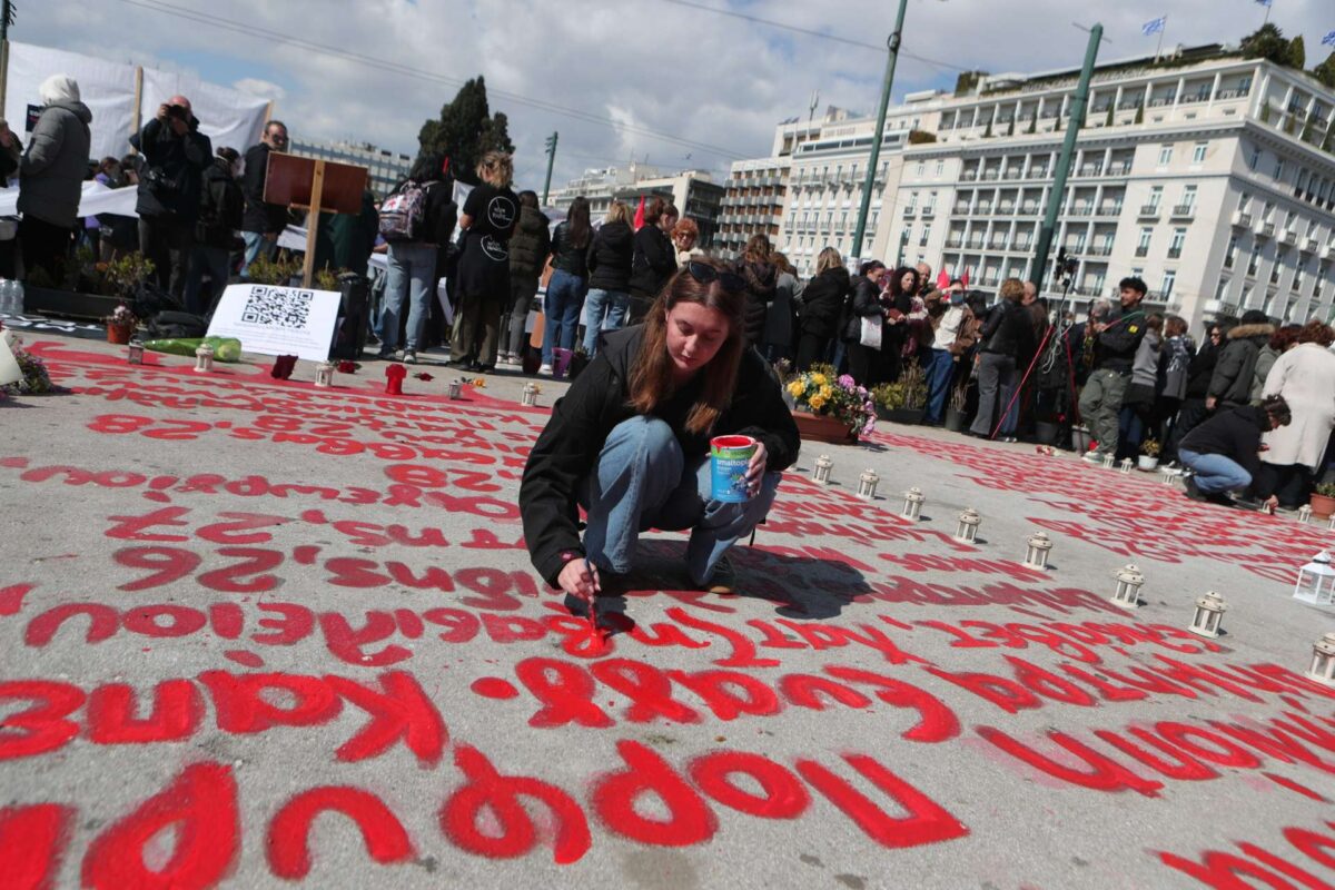 Tραγωδία στα Τέμπη: Tρία χρόνια μετά η μνήμη δεν σβήνει – Οι συγκεντρώσεις μέσα από φωτογραφικά καρέ