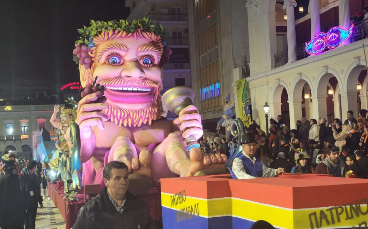 Καρναβάλι Πάτρας 2026: Ξεκίνησε η νυχτερινή ποδαράτη, στους δρόμους 50.000 καρναβαλιστές