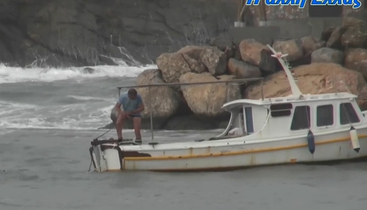 Στιγμές αγωνίας στην Αστυπάλαια: Ψαράς βούτηξε με 10 μποφόρ για να σώσει το καΐκι του