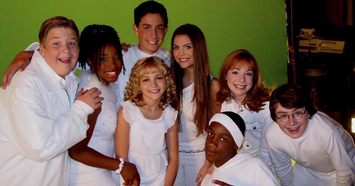 Quiet on Set: Όταν η λάμψη της παιδικής τηλεόρασης συναντά τη σιωπή, την εξουσία και την κατάχρηση