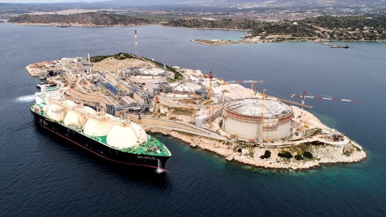 Financial Times: Η Ελλάδα διεκδικεί κεντρικό ρόλο όσο η Ευρώπη ετοιμάζεται για την πλήρη απαγόρευση του ρωσικού φυσικού αερίου