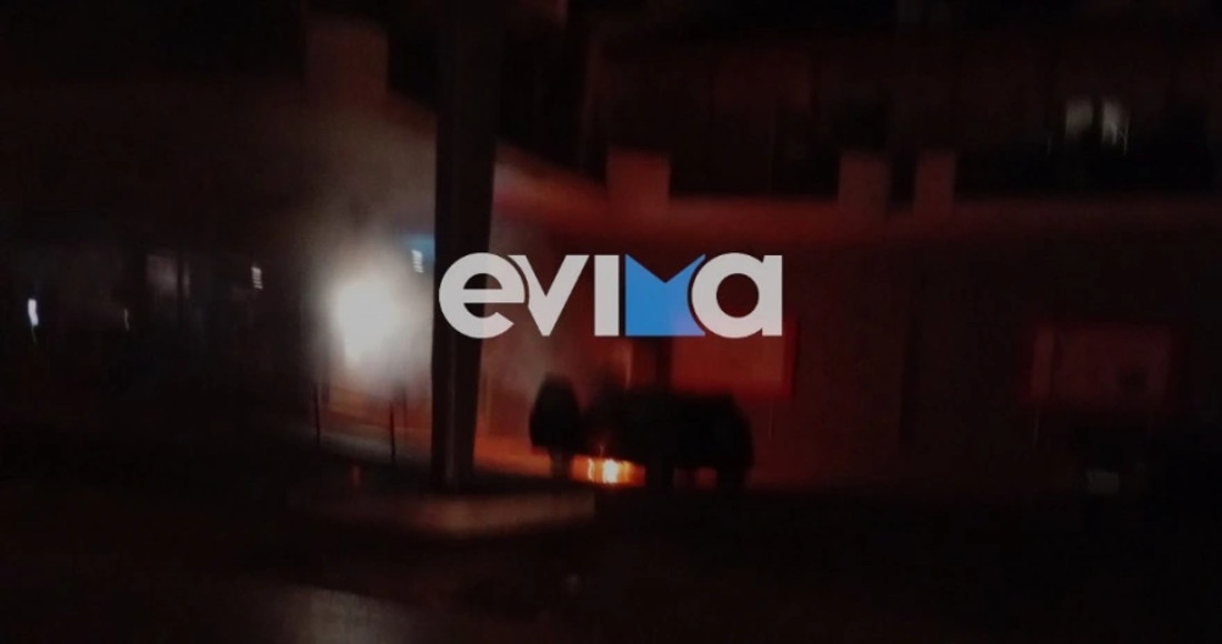 Χαλκίδα: Σταθμευμένο ΙΧ μέσα σε σούπερ μάρκετ τυλίχθηκε στις φλόγες