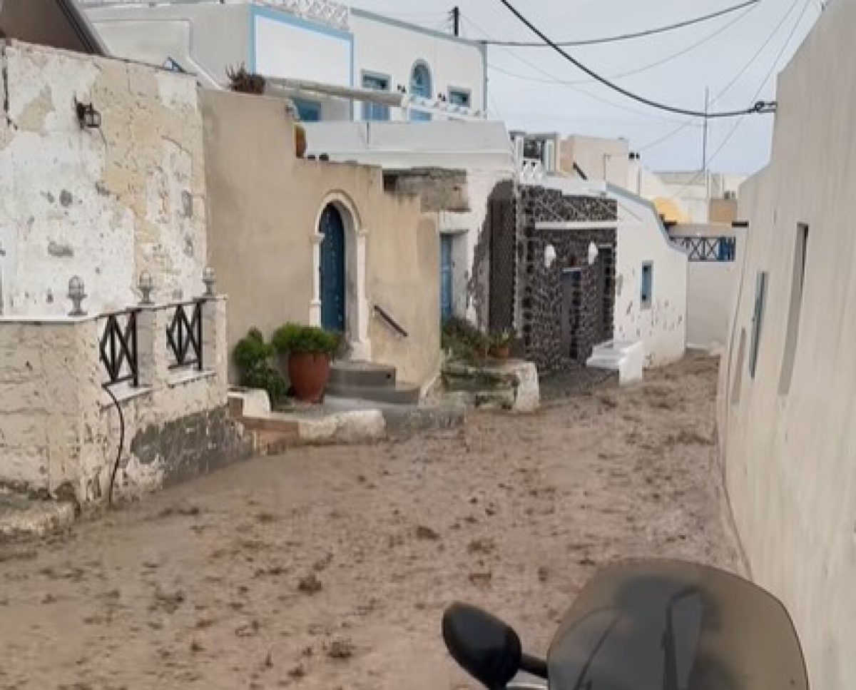 Η κακοκαιρία μετέτρεψε σε ποτάμια δρόμους στη Σαντορίνη, δείτε βίντεο