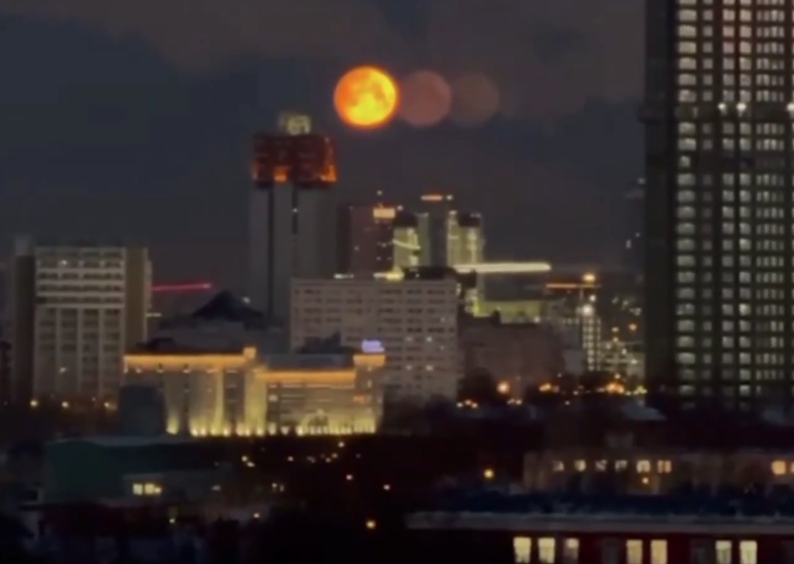 «Τριπλό» φεγγάρι πάνω από τη Μόσχα – Πού οφείλεται