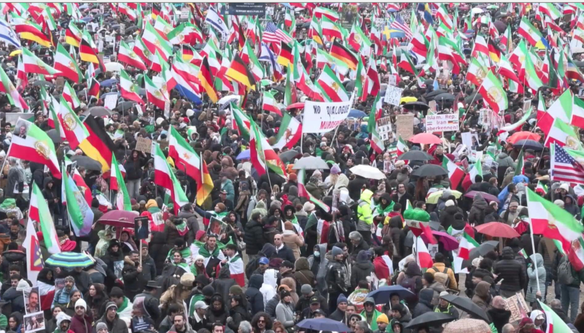 Mόναχο: Το τέλος των Ισλαμιστών στο Ιράν ζήτησαν 200.000 διαδηλωτές – Μετάβαση με βοήθεια Τραμπ ζήτησε ο Ρεζά Παχλεβί