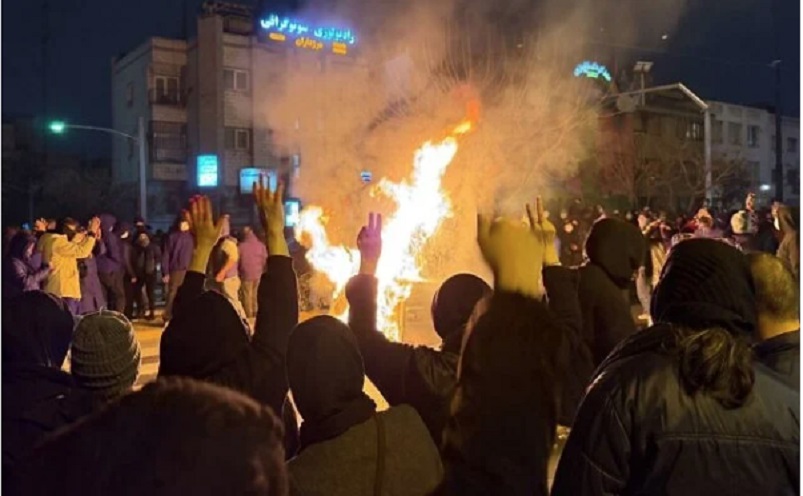 Ιράν: Πού οδηγεί η γιγαντιαία στρατιωτική κινητοποίηση των ΗΠΑ – Eπτά σενάρια πολέμου εν μέσω νέων αντικαθεστωτικών διαδηλώσεων