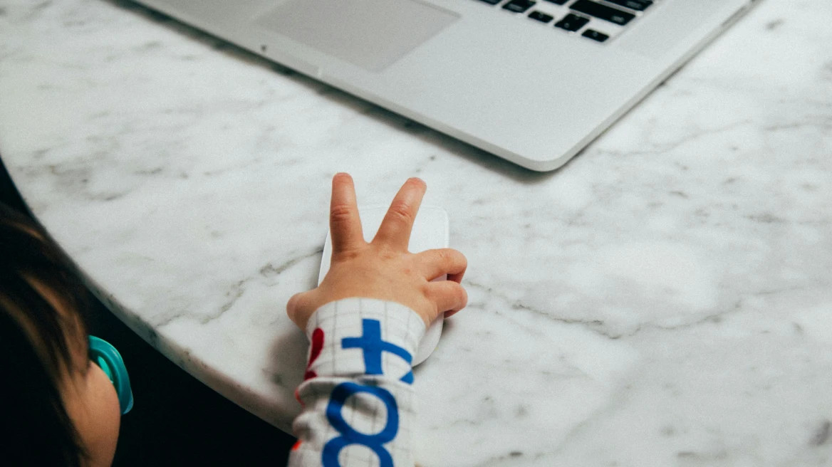 Πώς πληρώνονται οι «Νταντάδες της Γειτονιάς», voucher έως 1.500 ευρώ τον μήνα