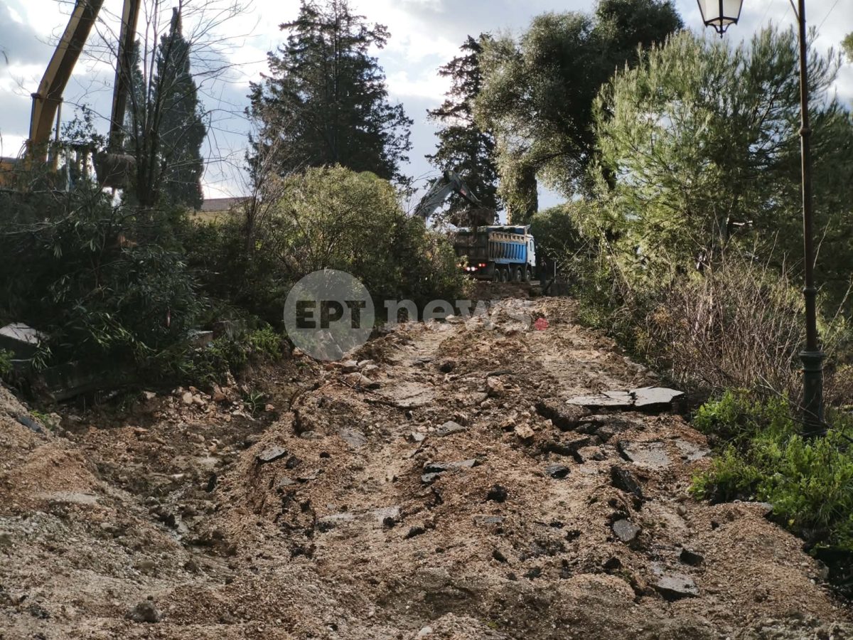 «Βομβαρδισμένο» τοπίο ο παραλιακός δρόμος προς τον Μύτικα μετά τις κατολισθήσεις στην Πρέβεζα