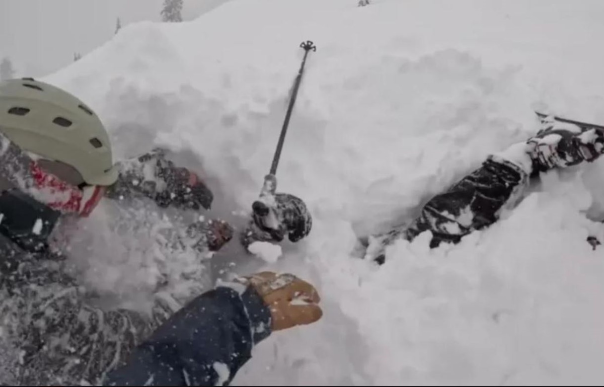 Βίντεο ντοκουμέντο από τη δραματική διάσωση σκιέρ που καταπλακώθηκε από χιονοστιβάδα – Τον απεγκλώβισαν με τα χέρια