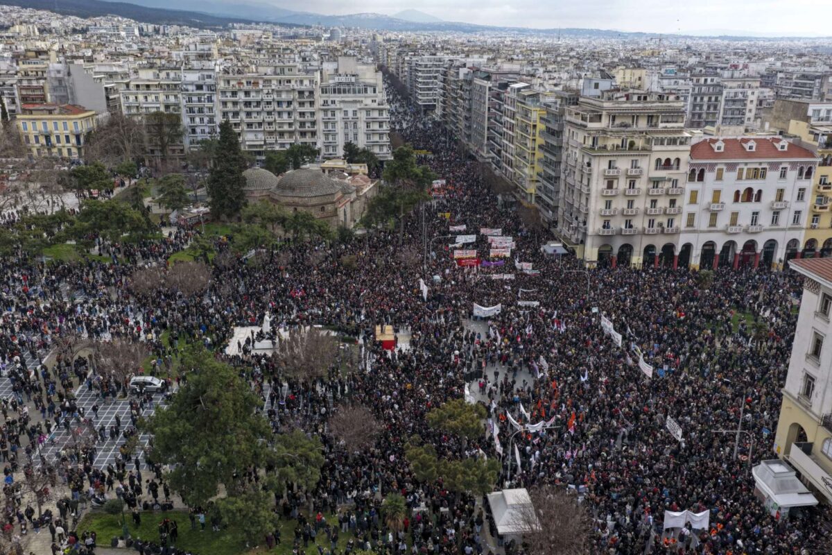 Μεγαλειώδεις συγκεντρώσεις για την 3η επέτειο από την τραγωδία των Τεμπών – Απονομή δικαιοσύνης ζήτησαν χιλιάδες διαδηλωτές