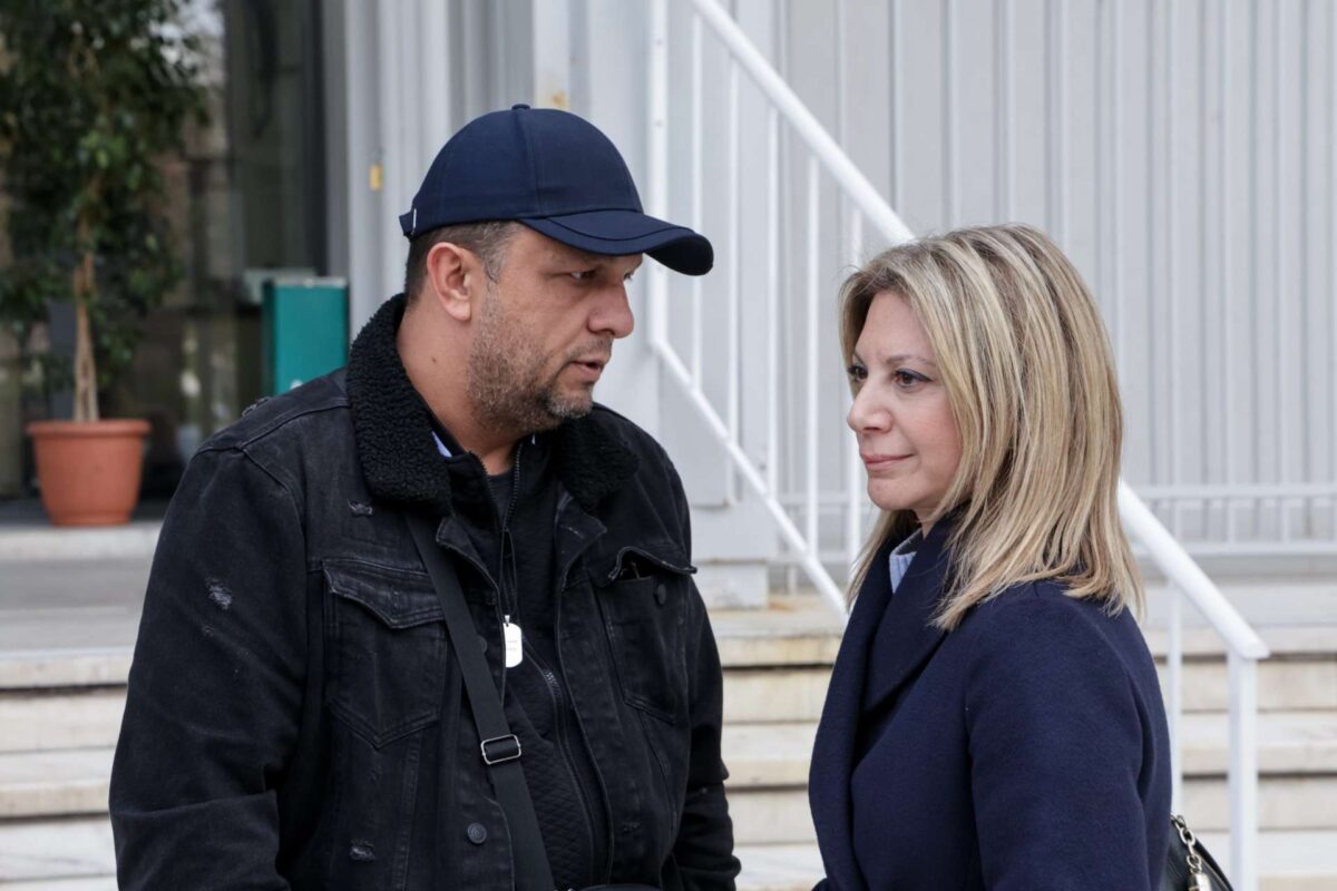 Τέμπη: Ηλεκτρισμένη ατμόσφαιρα στη δίκη για τα «χαμένα» βίντεο της εμπορικής αμαξοστοιχίας – Μήνυση στον Καπερνάρο καταθέτει ο Πάνος Ρούτσι