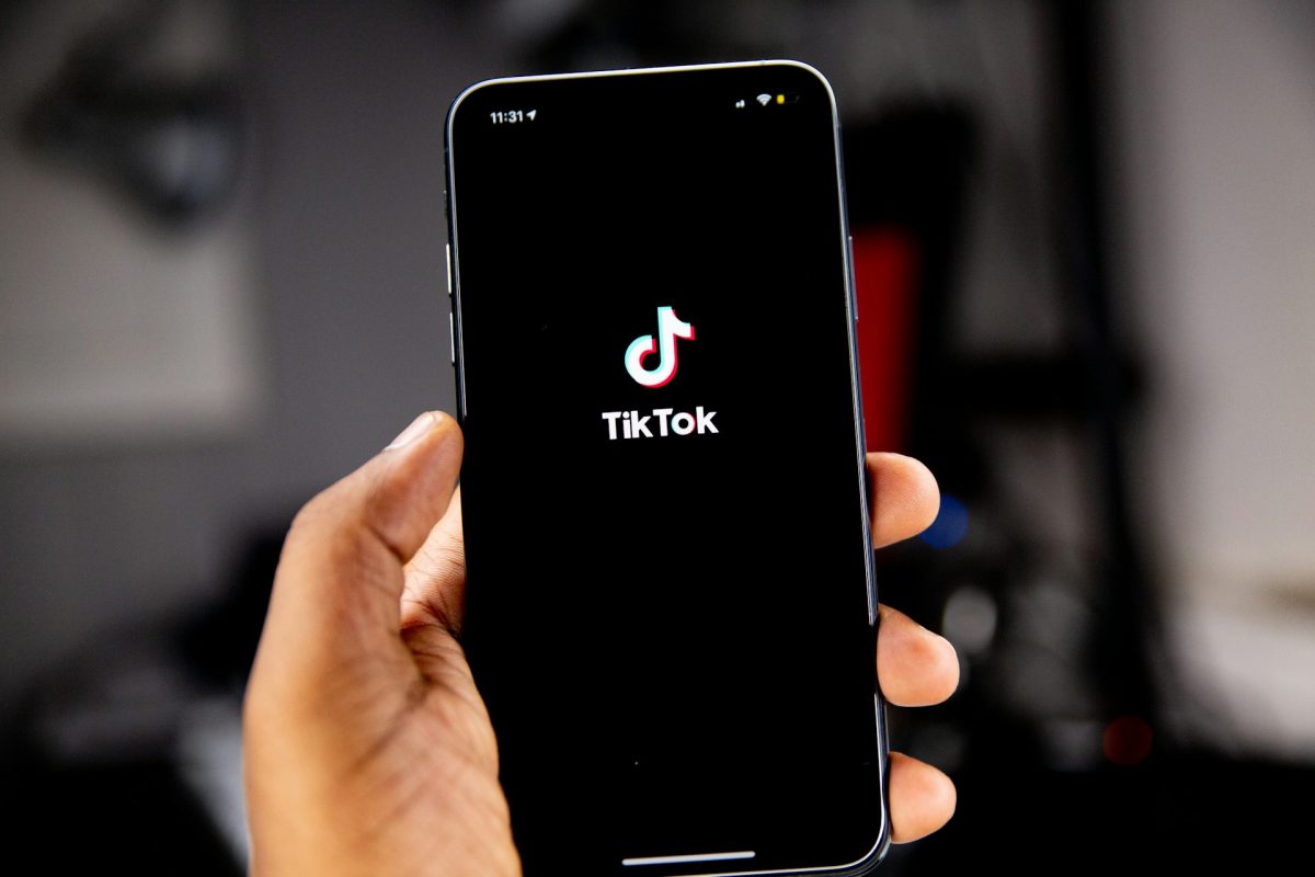 Στο μικροσκόπιο της Κομισιόν το TikTok για εθιστικό σχεδιασμό – Παραβιάζει τον νόμο για τις ψηφιακές Υπηρεσίες