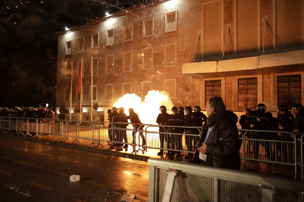 Κλιμάκωση της έντασης στην Αλβανία με βίαια επεισόδια στα Τίρανα – Διαδηλωτές ζητούν την παραίτηση της αντιπροέδρου της κυβέρνησης