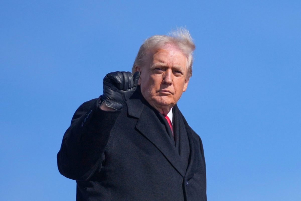 WSJ: Η κυβέρνηση Τραμπ επιδιώκει να κάνει πιο εύκολη την απόλυση ανώτερων ομοσπονδιακών υπαλλήλων