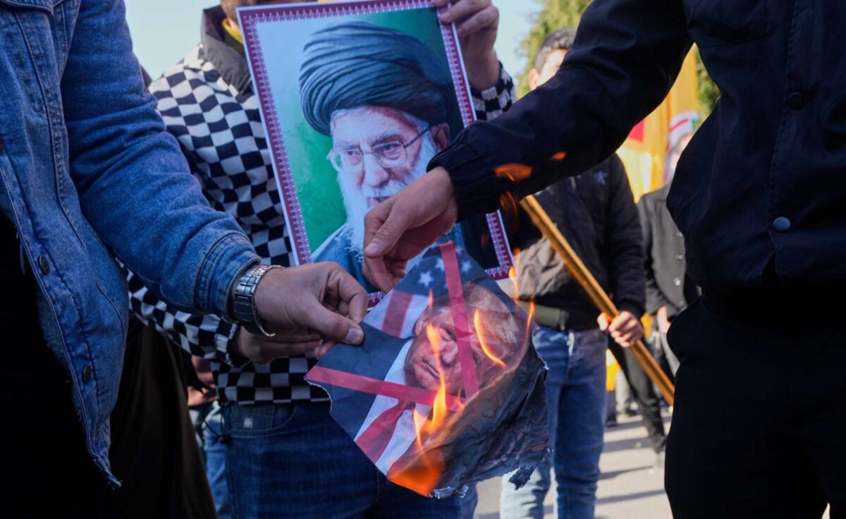 Ο Τραμπ απορεί γιατί το Ιράν δεν έχει «συνθηκολογήσει» – Χάσμα ανάμεσα σε Τεχεράνη και Ουάσινγκτον για την ελάφρυνση των κυρώσεων